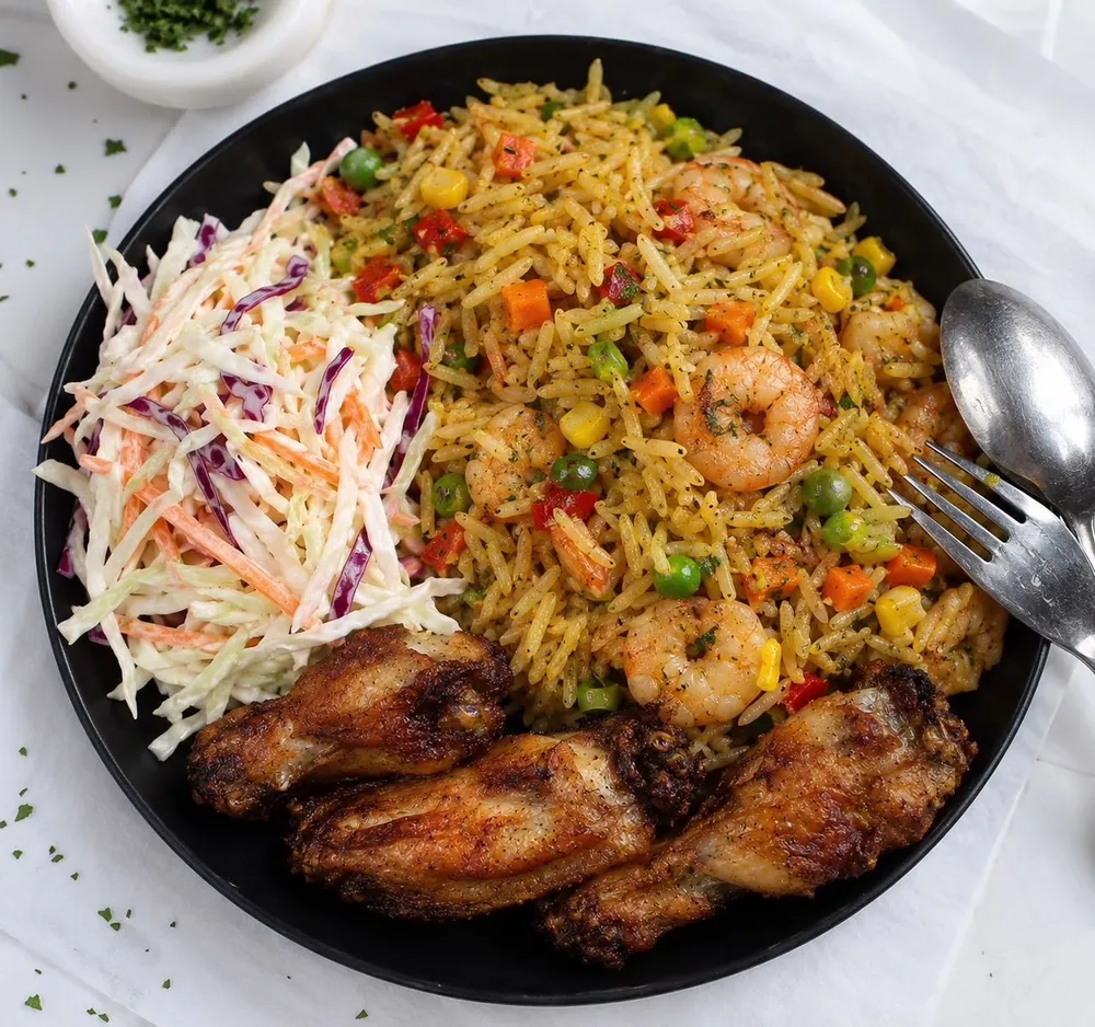 Riz cantonais aux crevettes et ailes de poulet LAMBA, salade de chou